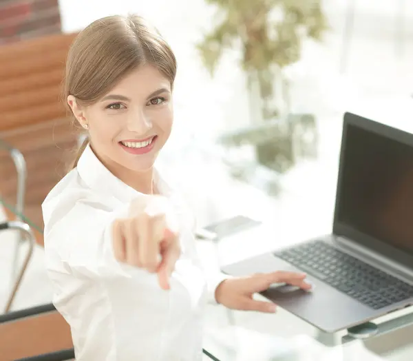 Portrait rapproché de la jeune femme d'affaires sur le lieu de travail — Photo