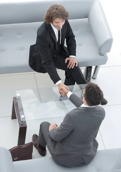 Рукостискання адвокат і бізнесмен — стокове фото