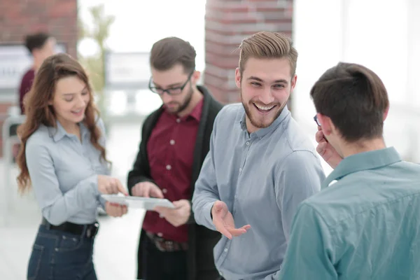 Gestionnaire consultant ses collègues au bureau . — Photo