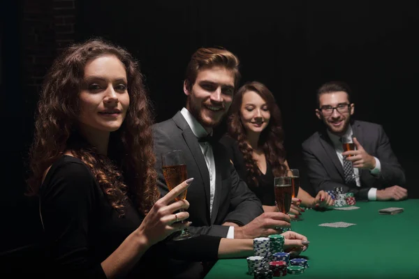 Mooie vrouw zitten aan een tafel in een casino — Stockfoto