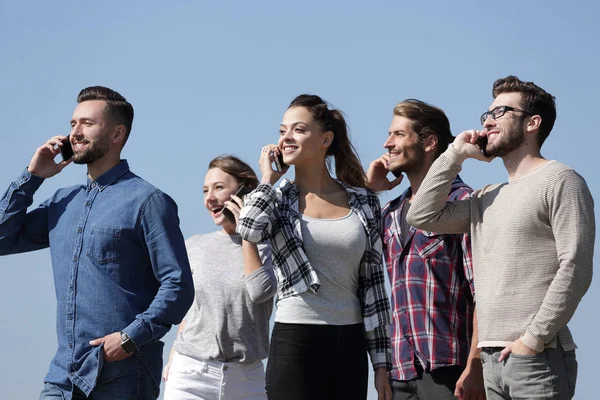 Detailní záběr na skupinu mladých lidí s chytrými telefony. — Stock fotografie