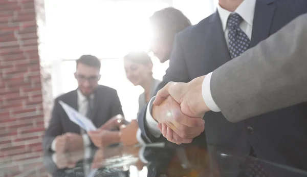 Handslag för affärspartners i konferensrum — Stockfoto