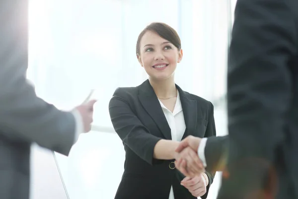 Förhandlar om business, bild business kvinna handslag — Stockfoto