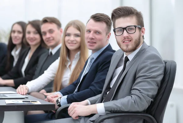Üzleti csapat ül íróasztal a konferenciateremben — Stock Fotó