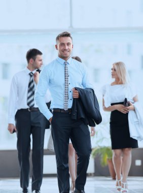 modern ofis merkezinde duran işadamı