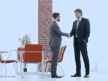 İki iş adamları el ofiste sallamak.