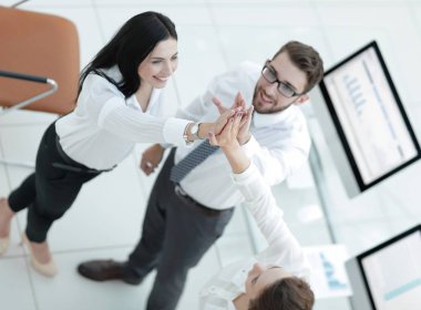 Başarılı iş adamları birbirlerine beşlik çakıyor. .