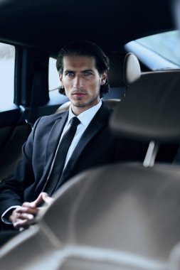 rahat bir arabada oturan işadamı