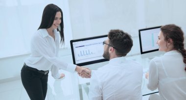 Çalışanlar birbirlerini masanın yakınında bir el sıkışma ile selamlıyorum