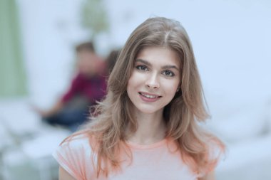 başarılı öğrenci kızlar arka planda sınıf