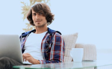 ciddi adam çalışma oturma yakınındaki masaüstüne.