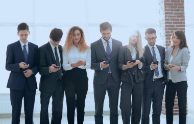 insan ve teknoloji kavramı - iş takım Smartphone'a ofisinde arıyor