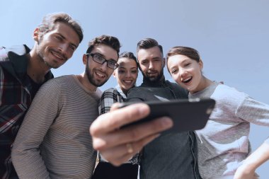 Bir grup genç selfie çekiyor..