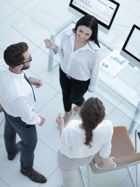 şirket çalışanları ofiste konuşuyorsun.