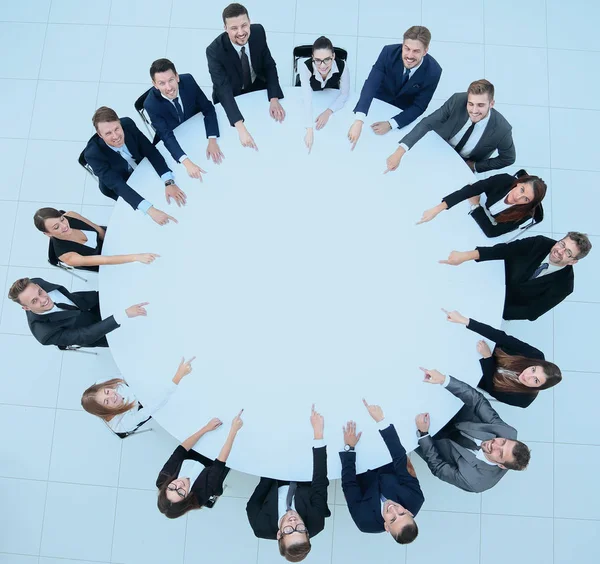 Een groep zakenmensen die aan de ronde tafel zitten. het bedrijfsconcept — Stockfoto