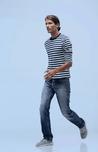 Πλευρά view.modern νεαρός άνδρας τρέχει προς τον σκοπό του — Φωτογραφία Αρχείου