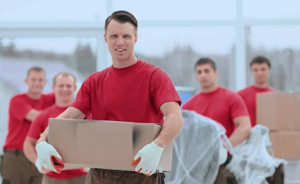 Capataz y trabajadores con cajas de materiales de construcción —  Fotos de Stock