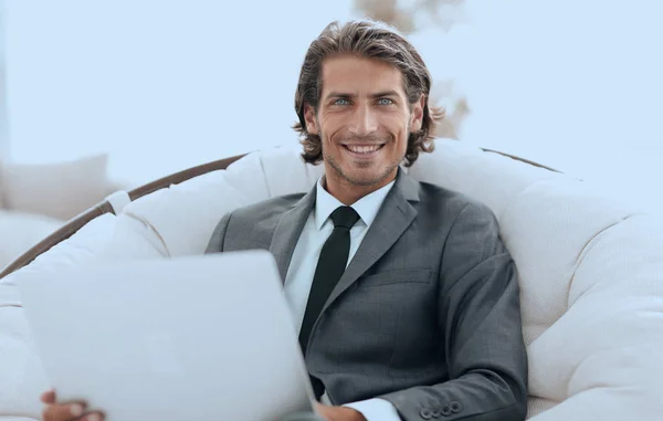 Close-up de mulher de negócios sorridente trabalhando com laptop na sala de estar . — Fotografia de Stock