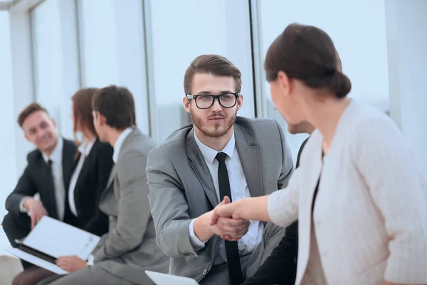 Colleghi di stretta di mano a riunione in ufficio — Foto Stock