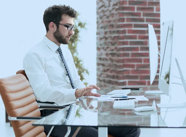 iş adamı iş kağıtları ile çalışır