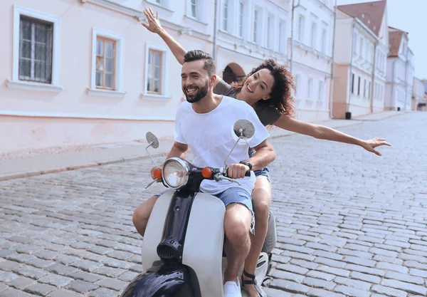 mutlu genç bir çift bir scooter üzerinde eğleniyor