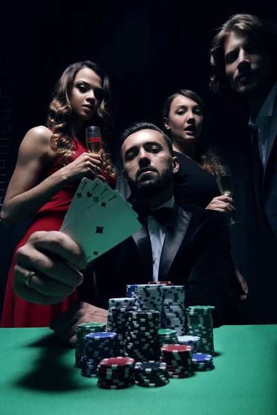 Concentrated men and women playing poker in casino — Stock Photo, Image