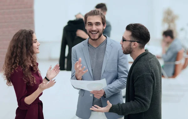 Grupo de colegas que debaten nuevas propuestas — Foto de Stock