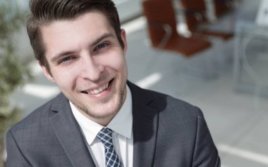 başarılı bir genç adamın closeup.The yüzü