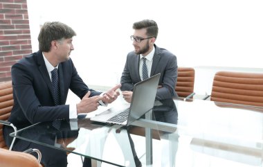 iki işadamı görevleri Office masada oturan tartışıyor.