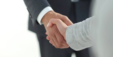 Beyaz arka planda izole edilmiş iş adamları el sıkışıyor