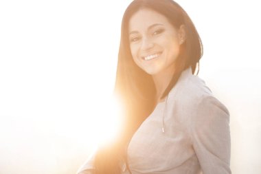 yakın çekim. katta oturan modern genç kadın.