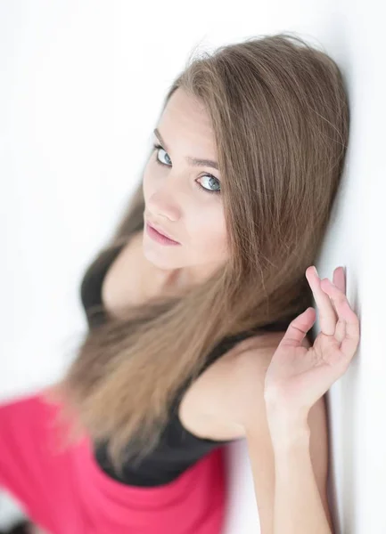 Professionelles Model Mädchen im roten Kleid — Stockfoto