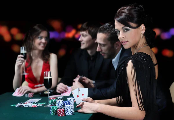 Grupp en elegant människor spela poker på hasardspel house — Stockfoto
