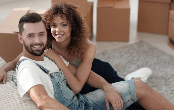 Jovem casal em um novo apartamento. Conceito de bem-estar — Fotografia de Stock