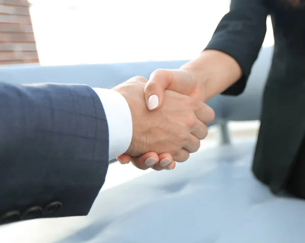 Biznesmen uścisk dłoni, aby zawrzeć umowę ze swoim partnerem — Zdjęcie stockowe