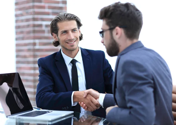 Närbild. Business-handskakningen på ett kontor. — Stockfoto