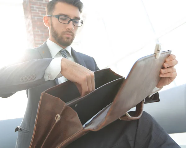 Hommes d'affaires main avec suitecase dans un bureau moderne — Photo