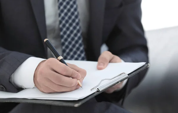 Επιχειρηματίας υπογράφει μια σύμβαση. Κρατώντας το στυλό στο χέρι. — Φωτογραφία Αρχείου