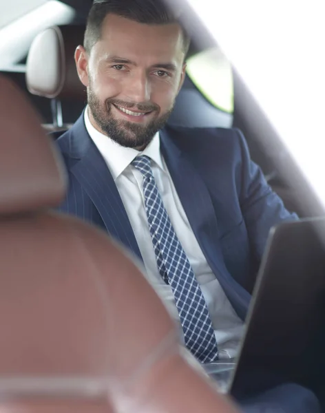 Крупный план успешного бизнесмена, сидящего в комфортабельном автомобиле — стоковое фото