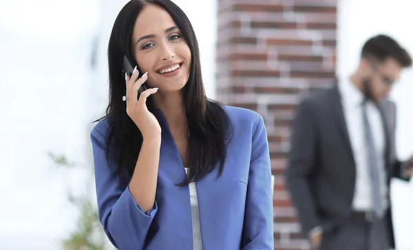 Attraente donna d'affari bruna che parla sul telefono cellulare — Foto Stock