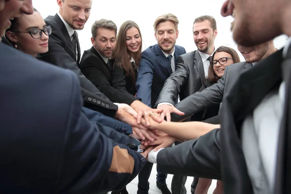 Große Gruppe von Geschäftsleuten, die mit gefalteten Händen zusammen stehen — Stockfoto