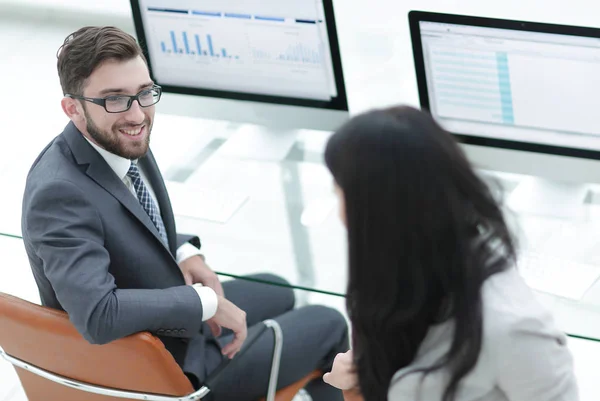 Collega's bespreken financiële schema's op de werkplek. — Stockfoto