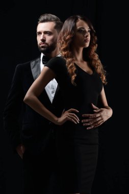 Bir iş adamı yanındaki siyah elbiseli sıcak kız