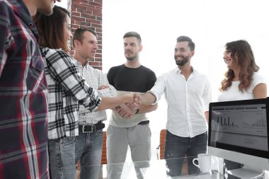 el sıkışma genç tasarımcı ve istemci