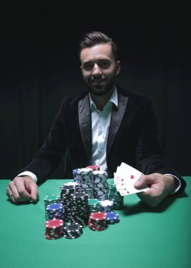 Kazanan ve elinde as tutan mutlu poker oyuncusu