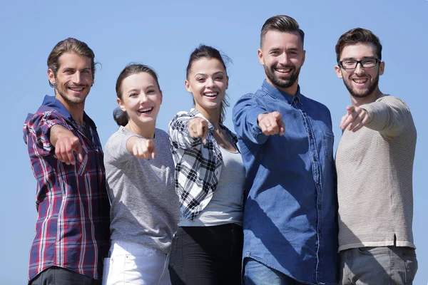 Equipe de jovens mostrando as mãos para a frente — Fotografia de Stock