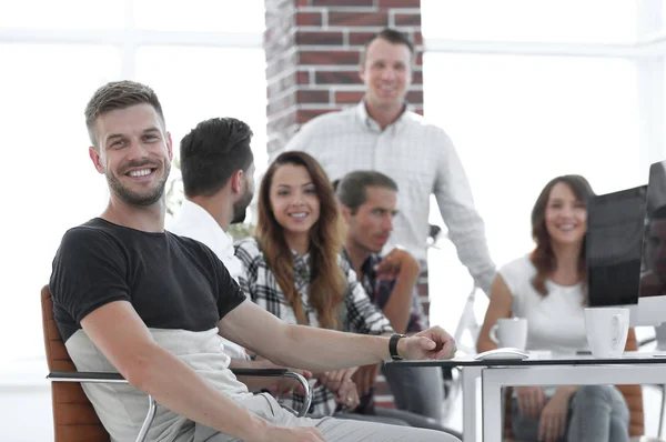 Grupo creativo de jóvenes en la oficina — Foto de Stock