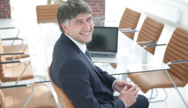 gülümseyen Yöneticisi Toplantı salonunun içinde çalışma masası, oturma.