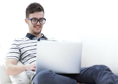 yakışıklı bir adam evde çalışma