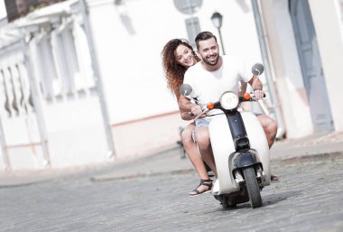 Cool adam ve güzel kız ifade ile scooter üzerinde sürme